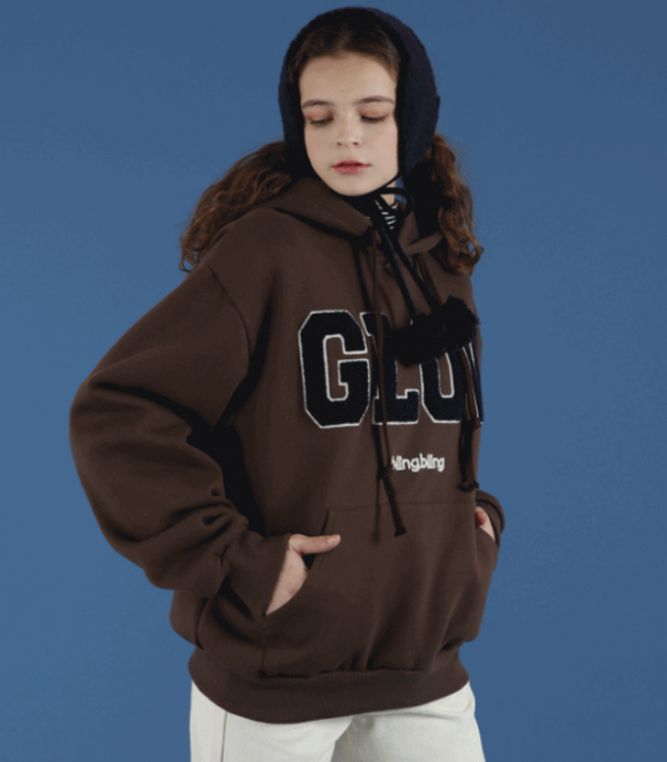 Hoodie dengan aksen tali yang mencolok